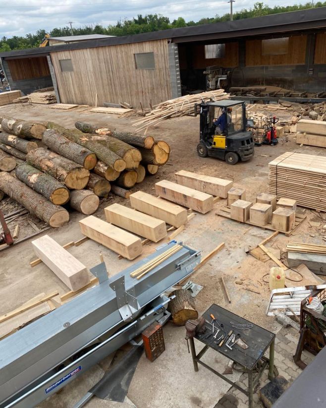 Když chceš sekat masivní lavice jak Baťa cvičky, potřebuješ kulatinu… a pořádnou! 📏🪓 Ten růžovej flek? To je A4. Pro...