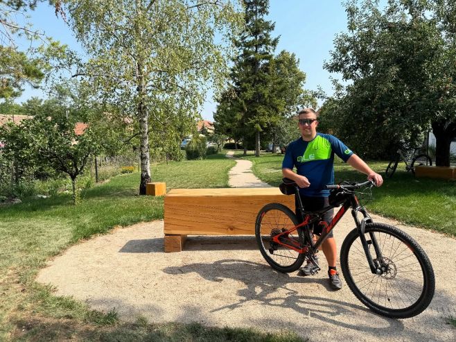 Vyrazili jsme na kolech do Popic zkontrolovat, jak našim dubovým lavicím a kostkám sluší místo u kapličky. 🚲🌿 Zapadly tam...